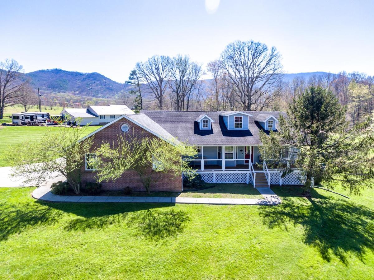 Bears Valley Inn - Great Location! - Peaceful, Children And Dog Friendly Retreat - Less Than 15 Min To All Attractions - Private Pool Club & Fishing Hole - Game Room With Tv Sevierville Eksteriør billede