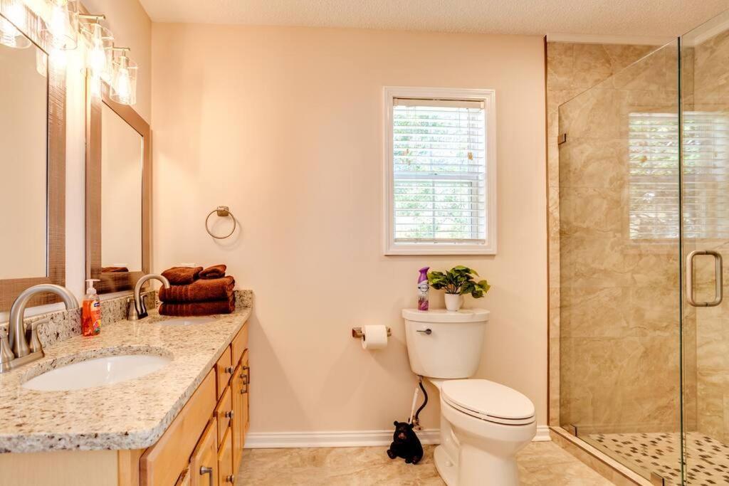 Bears Valley Inn - Great Location! - Peaceful, Children And Dog Friendly Retreat - Less Than 15 Min To All Attractions - Private Pool Club & Fishing Hole - Game Room With Tv Sevierville Eksteriør billede