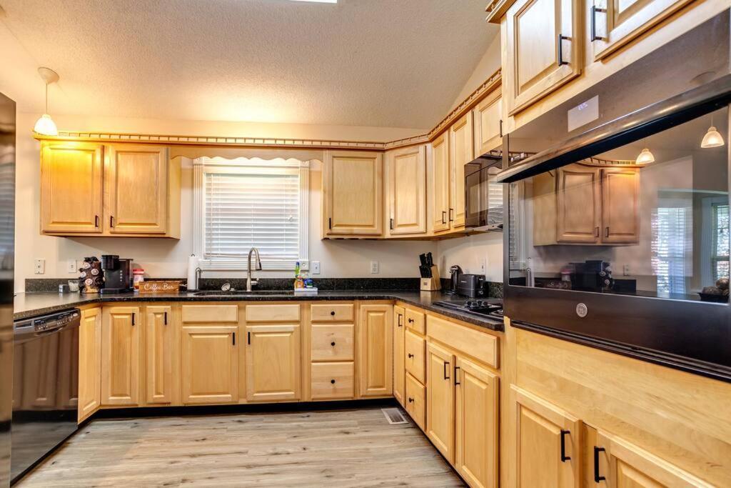 Bears Valley Inn - Great Location! - Peaceful, Children And Dog Friendly Retreat - Less Than 15 Min To All Attractions - Private Pool Club & Fishing Hole - Game Room With Tv Sevierville Eksteriør billede