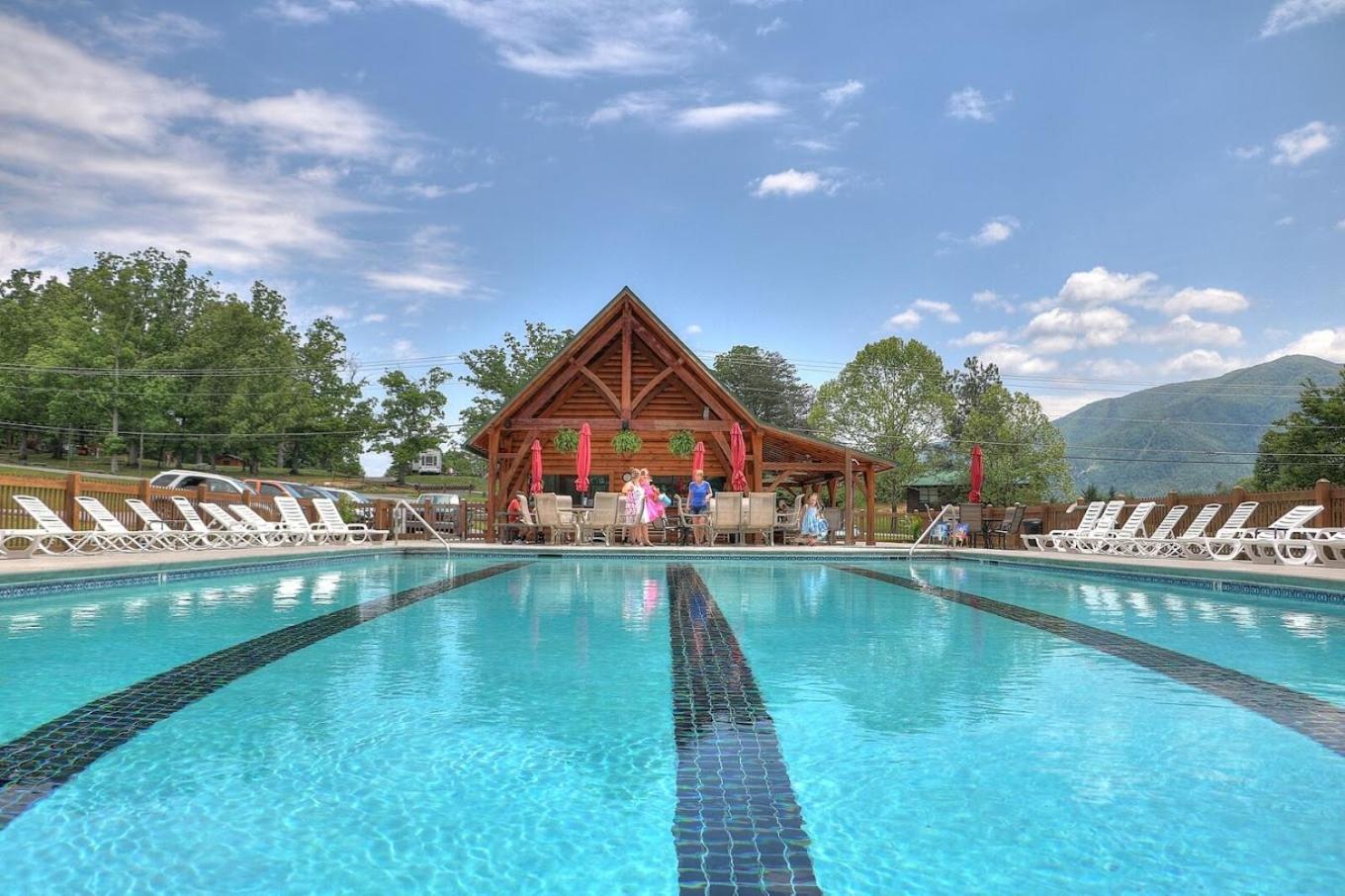 Bears Valley Inn - Great Location! - Peaceful, Children And Dog Friendly Retreat - Less Than 15 Min To All Attractions - Private Pool Club & Fishing Hole - Game Room With Tv Sevierville Eksteriør billede